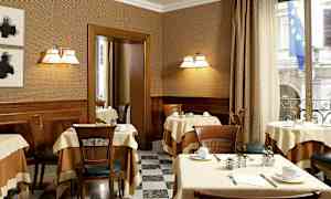 Tyylikäs ruokailutila, jossa pöydät ovat peitetty liinoilla, tuoleja ja seinävalaisimia. (Tekoälyn luoma teksti)