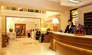 Hotellin vastaanotto ja aula. (Tekoälyn luoma teksti)