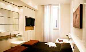 Nykyaikaisesti sisustettu hotellihuone, jossa parisänky ja seinään kiinnitetty televisio. (Tekoälyn luoma teksti)