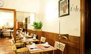 Kuva pienestä ravintolasta, jossa on katetut pöydät ja tuolit. (Tekoälyn luoma teksti)