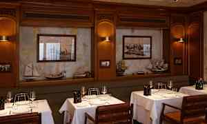 Tyylikäs ravintolan sisustus, jossa pöydät ovat katettuina valkoisilla pöytäliinoilla ja puisilla huonekaluilla. Seiniä koristavat kuvat ja pienoismallit. (Tekoälyn luoma teksti)