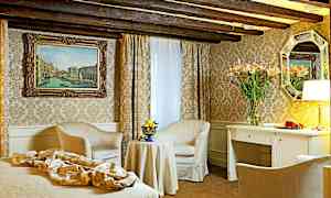 Tyylikäs hotellihuone, jossa klassinen sisustus, mukaan lukien kaksi nojatuolia, pöytä, kirjoituspöytä ja seinäkoristeita. (Tekoälyn luoma teksti)