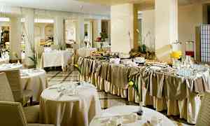 Tyylikäs ruokailualue, jossa on katetut pöydät ja aamiaisbuffet. (Tekoälyn luoma teksti)