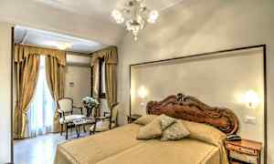 Makuuhuone, jossa on parivuode ja klassinen sisustus. (Tekoälyn luoma teksti)