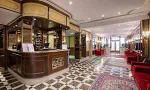 Vastaanotto ja aulatila, jossa marmorilattia ja punaiset sohvat. (Tekoälyn luoma teksti)