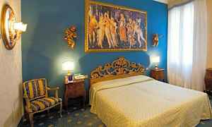 Hotellihuone, jossa on sänky, koristeellinen sängyn pääty, maalaus seinällä, tuoli ja yöpöytä. (Tekoälyn luoma teksti)