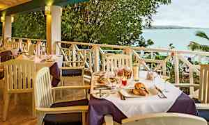 Katettu pöytä terassilla, jolta on näkymä merelle. (Tekoälyn luoma teksti)