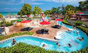 Uima-allasalue, jossa lapset leikkivät sekä ihmisiä uimassa ympäröivässä virtaavassa altaassa. (Tekoälyn luoma teksti)