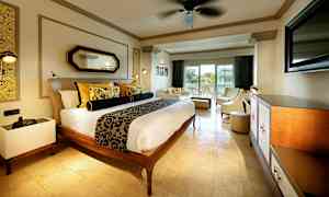 Hotellihuone, jossa on parisänky, viihtyisä oleskelualue ja parveke näkymällä. (Tekoälyn luoma teksti)