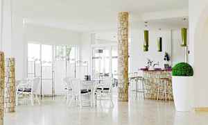 Moderni kahvila, jossa valoisa sisustus ja kalusteet. (Tekoälyn luoma teksti)