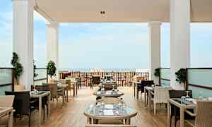 Ravintola ulkopöydillä ja merinäköalalla. (Tekoälyn luoma teksti)