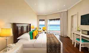 Ylellinen hotellihuone, josta on näkymä merelle. (Tekoälyn luoma teksti)