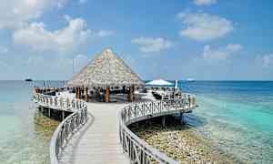 Puusilta johtaa mökille meren rannalla. (Tekoälyn luoma teksti)