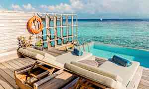 Kaksi aurinkotuolia terassilla uima-altaan vieressä, meri näkyvissä. (Tekoälyn luoma teksti)