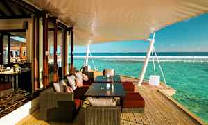 Ulkoiluterassi, jossa istumapaikkoja, pöytiä ja näkymä merelle. (Tekoälyn luoma teksti)