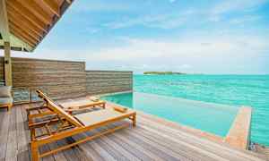 Terassi, jossa on kaksi aurinkotuolia, infinity-allas ja näkymä turkoosille merelle. (Tekoälyn luoma teksti)