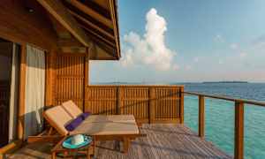 Puisella terassilla aurinkotuoleja meren rannalla. (Tekoälyn luoma teksti)