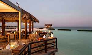 Ravintola, josta on näkymä merelle illalla. (Tekoälyn luoma teksti)