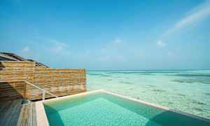 Uima-allas meren rannalla, puuaidat ja kirkas sininen taivas. (Tekoälyn luoma teksti)