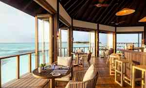 Ravintolan sisätila, joka tarjoaa näkymän merelle. (Tekoälyn luoma teksti)