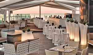 Lounge, jossa nykyaikaiset huonekalut, pöydät, sohvat ja baaritiski katoksen alla. (Tekoälyn luoma teksti)