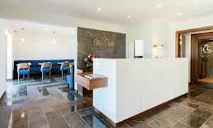 Vastaanottoalue, jossa on marmorityötaso ja tuolit oleskelualueella. (Tekoälyn luoma teksti)