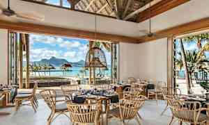 Kuva ravintolasta, josta on näkymä rannalle ja merelle. (Tekoälyn luoma teksti)