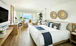 Valoisa ja moderni hotellihuone, josta on näkymä merelle. (Tekoälyn luoma teksti)