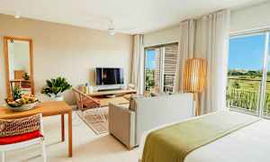 Nykyaikaisesti sisustettu huoneisto, jossa olohuone, ruokailutila, televisio ja näkymä vehreään ympäristöön. (Tekoälyn luoma teksti)