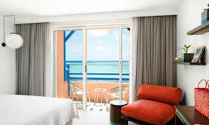 Hotellihuone, jossa on parveke ja merinäköala. (Tekoälyn luoma teksti)