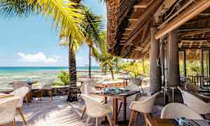 Rantapaviljonki, jossa ulkoistumapaikkoja ja näkymä merelle. (Tekoälyn luoma teksti)