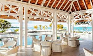 Näkymä terassille, jossa on valkoiset huonekalut ja taustalla meri. (Tekoälyn luoma teksti)