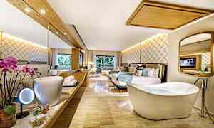 Hotellihuone, jossa on modernit kalusteet, erillinen kylpyamme ja peili. (Tekoälyn luoma teksti)