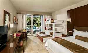 Hotellihuone, jossa sängyt, kirjoituspöytä ja näkymä parvekkeelle vehreyden keskellä. (Tekoälyn luoma teksti)