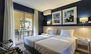 Kahden hengen huone, jossa kaksi yhden hengen vuodetta ja parveke. (Tekoälyn luoma teksti)