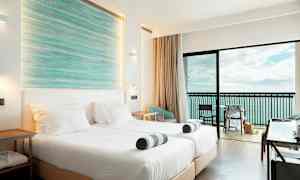 Hotellihuone, jossa kaksi sänkyä, parveke ja merinäköala. (Tekoälyn luoma teksti)