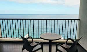 Kaksi tuolia ja pöytä parvekkeella merinäköalalla. (Tekoälyn luoma teksti)