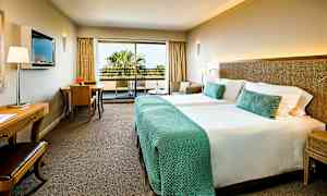 Hotellihuone, jossa kaksi vuodetta ja parveke. (Tekoälyn luoma teksti)