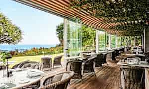 Kuva ulkoterassista, jossa on merinäköala. (Tekoälyn luoma teksti)