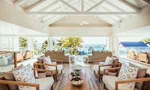 Lounge-alue, jossa mukavat istuinryhmät ja näkymä merelle. (Tekoälyn luoma teksti)