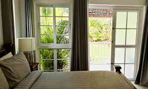 Makuuhuone, jossa ikkuna ja ovi avautuvat puutarhaan. (Tekoälyn luoma teksti)