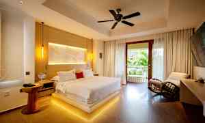 Moderni makuuhuone, jossa suuri sänky, istumapaikkoja ja avoin parveke, josta näkymä vehreyteen. (Tekoälyn luoma teksti)