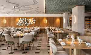 Tyylikäs ravintola, jossa on puupaneelit, tyylikäs sisustus ja katetut pöydät. (Tekoälyn luoma teksti)