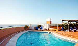 Ulkoallas aurinkotuoleilla ja merinäkymällä. (Tekoälyn luoma teksti)