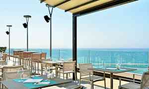 Terassi, jossa istuimia ja näkymä merelle. (Tekoälyn luoma teksti)