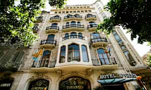 Hotellin julkisivu, jossa on koristeltuja parvekkeita ja pääsisäänkäynti. (Tekoälyn luoma teksti)