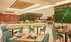 Ravintolan sisustus, jossa on katettuja pöytiä ja tuoleja sekä buffetruokapöytä taustalla. (Tekoälyn luoma teksti)