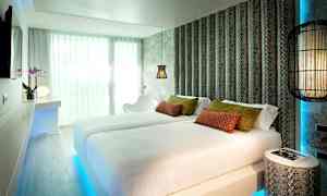 Hotellihuone, jossa kaksi vuodetta, moderni sisustus ja koristeellisia yksityiskohtia. (Tekoälyn luoma teksti)