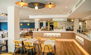 Nykyaikainen ravintola, jossa istuma-alue ja buffettila. (Tekoälyn luoma teksti)