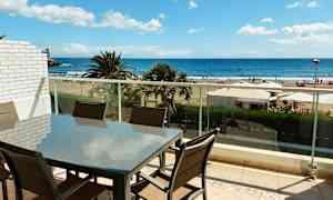 Kalusteryhmä parvekkeella, näkymä rannalle ja merelle. (Tekoälyn luoma teksti)